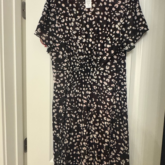 CAbi Dresses & Skirts - CAbi Black and White Patterned/red floral reversible dress